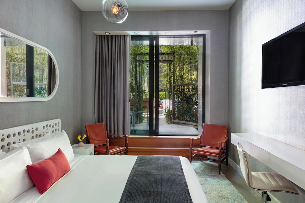 Room, 1 King Bed, Pool Access (Roll-In Shower, Gold)