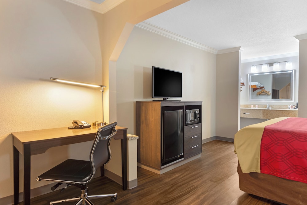Premium Suite, 1 King Bed with Sofa bed, Non Smoking - Photo 3