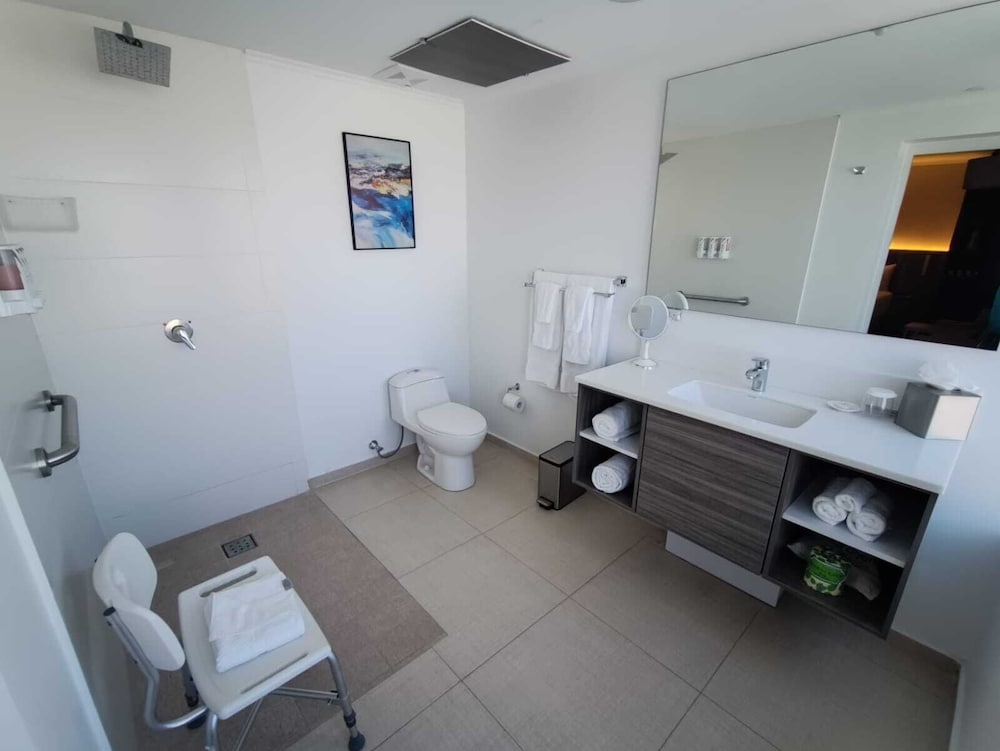 Standard Room, 1 King Bed, Accessible, Pool View