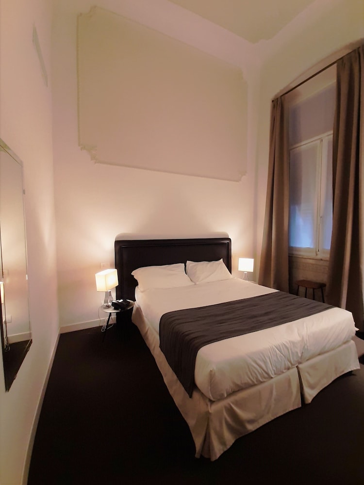 Standard Double Room - Photo 4