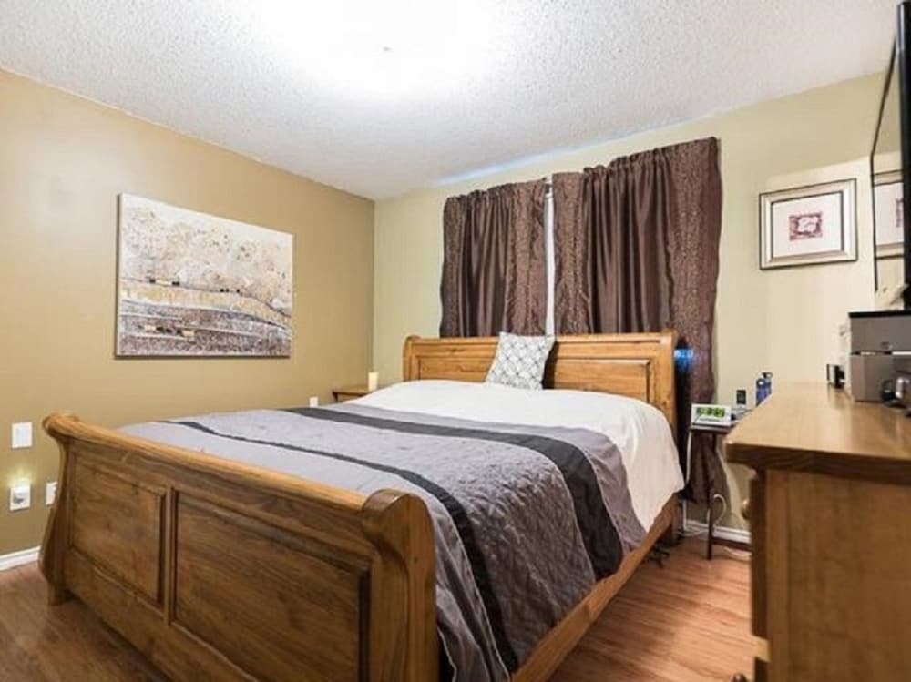 Bear Room, 1 King Bed, Private bathroom photo 1