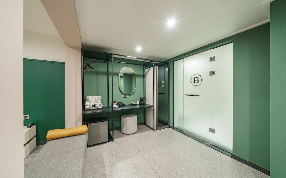 Room (Suite family bath - Starbucks coffee ) - Photo 10