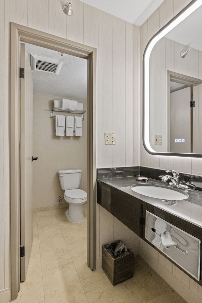 Standard Room, 2 Queen Beds - Photo 2