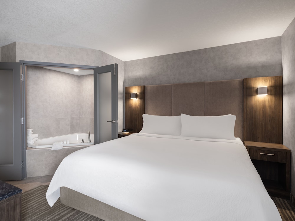 Suite, 1 King Bed, Jetted Tub photo 2