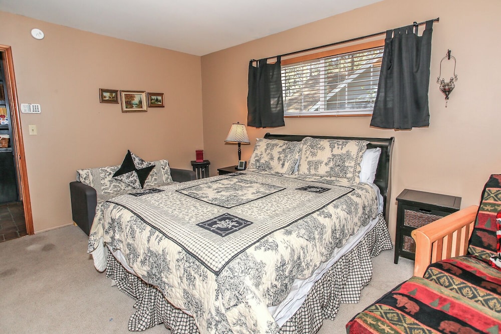 House, Multiple Beds, Patio, Mountain View photo 1