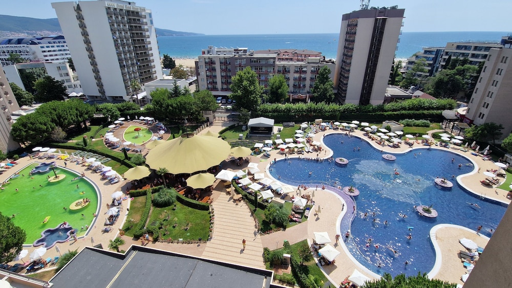 Deluxe Room, Pool View (2 Adults + 2 Children)