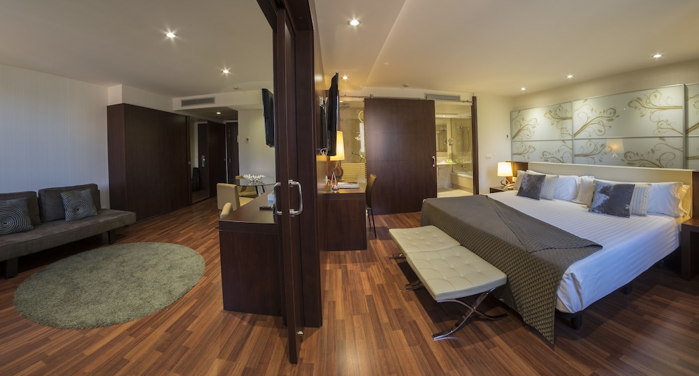 Executive Suite - Photo 1