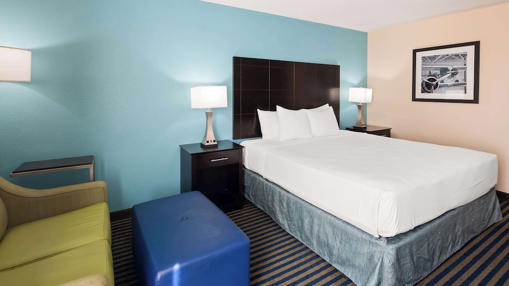Standard Room, 1 King Bed, Accessible, Refrigerator & Microwave (with Single Sofabed) - Photo 2