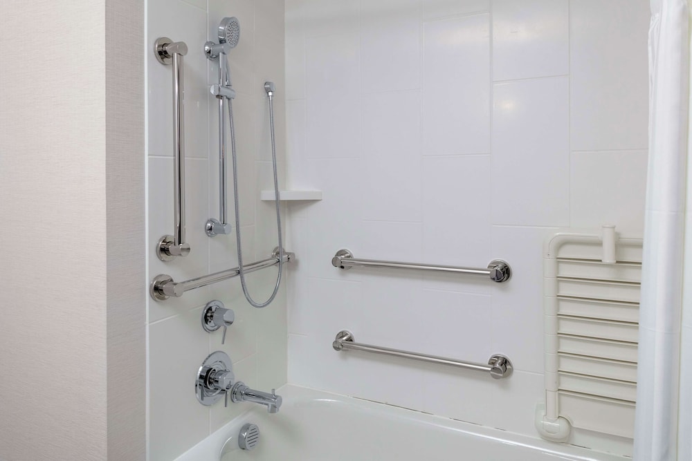 Room, 2 Queen Beds, Accessible, Bathtub - Photo 3