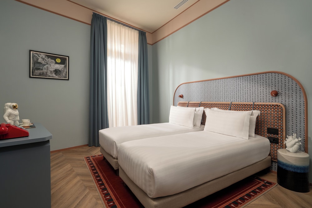 Room (Essential)
