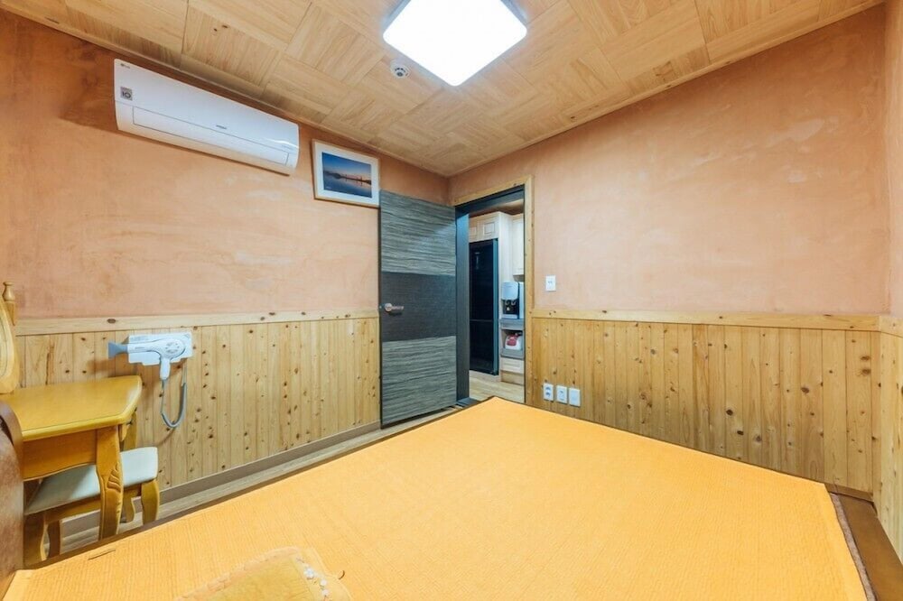 Room (Island 201) - Photo 9