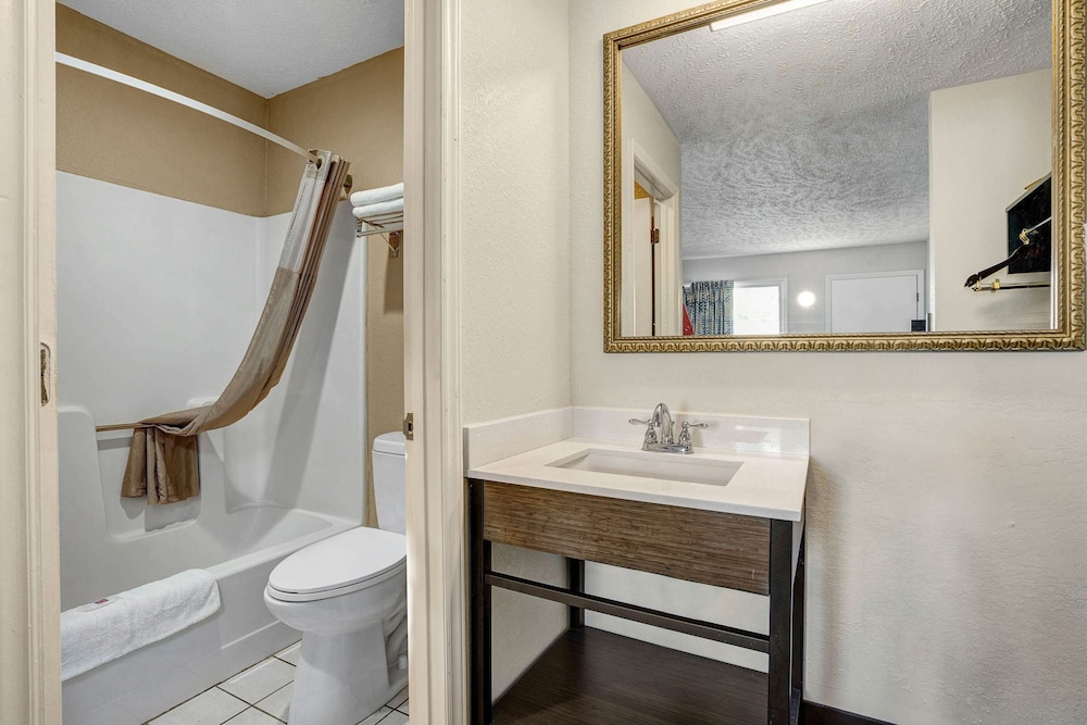 Deluxe Room, 2 Queen Beds, Non Smoking, Refrigerator & Microwave photo 2