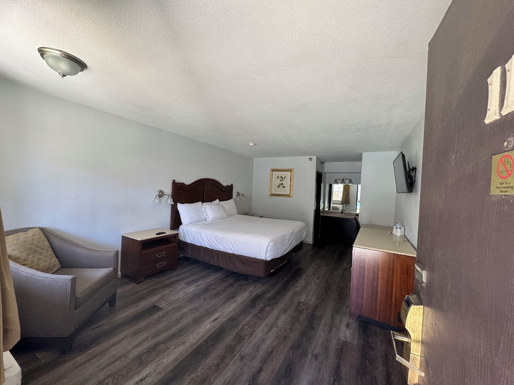 Superior Room, 1 King Bed, Non Smoking photo 1