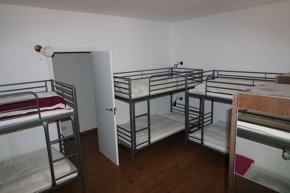 Dormitorio Compartido Básico, Dormitorio Mixto, Baño Compartido, Vista a la Ciudad