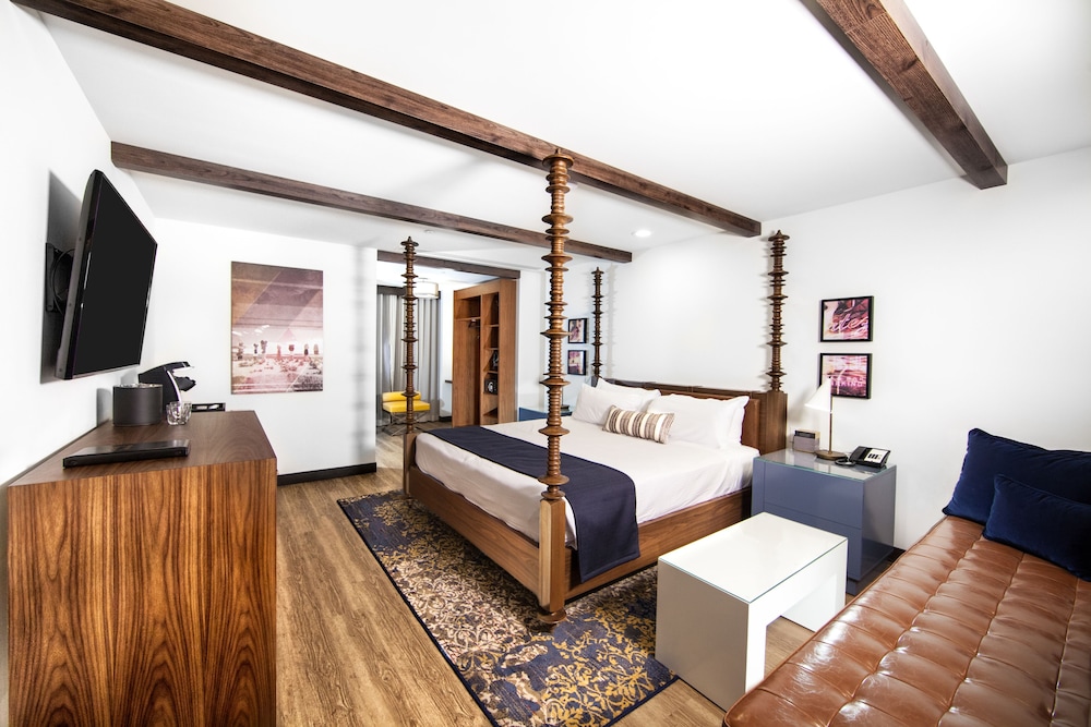 Premium Room, 1 King Bed, Non Smoking, Tower (North View) - Photo 4