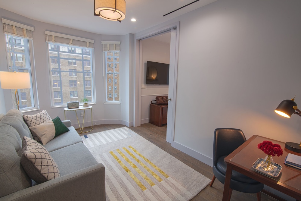Suite (Parlor, 1 King Bed & Sofa Bed) photo 3