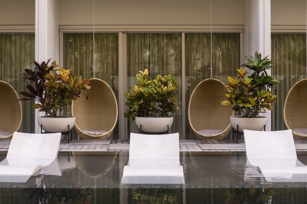 Room, 1 King Bed, Poolside