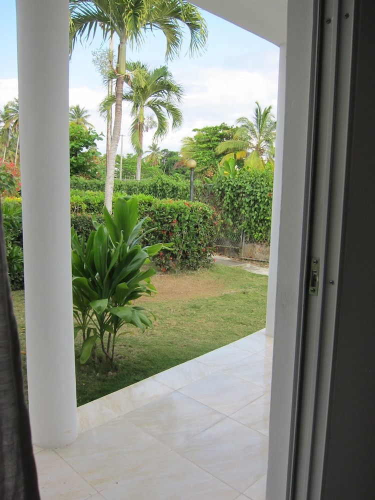 Comfort Suite, 1 Queen Bed, Garden View photo 3