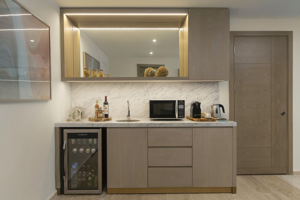 Two Bedroom Master Suite Swim-up