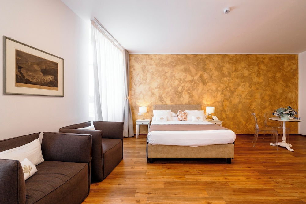 Junior Room, 1 Queen Bed photo 3