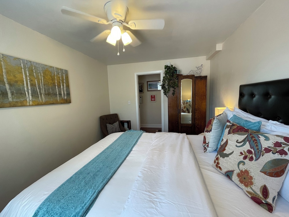 Private Room, Queen Bed, Shared Bathroom, Room D, Arctic Fox photo 2
