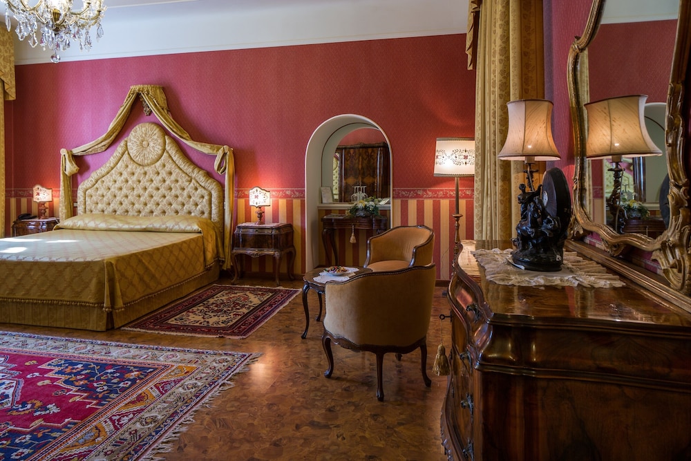 Junior Suite, 1 Queen Bed, Non Smoking photo 1