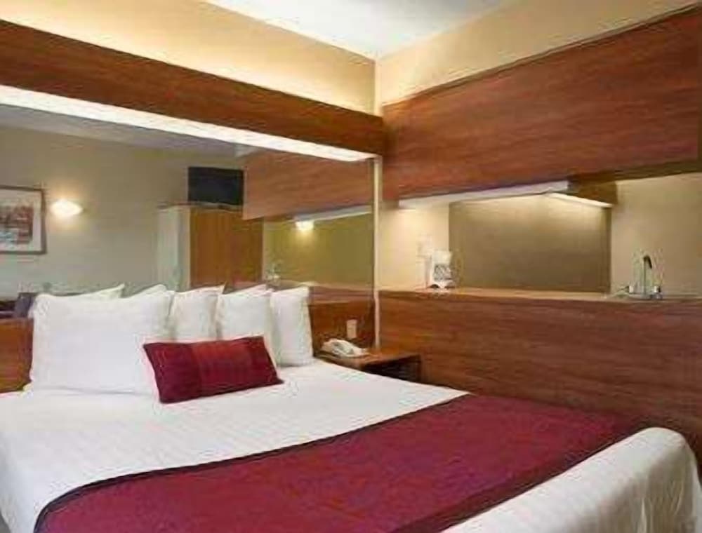 Suite, 1 Queen Bed with Sofa bed, Accessible, Non Smoking - Photo 4