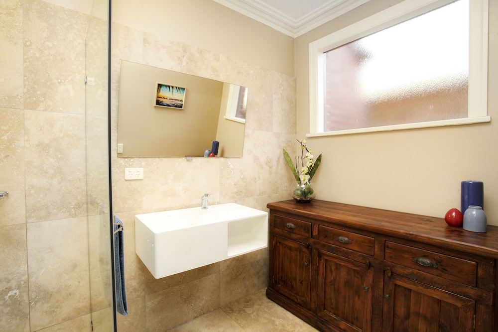 The Esplanade Premium Queen Room photo 3