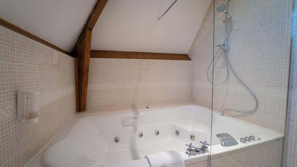 Family Suite, 1 Queen Bed, Bathtub, Valley View - Photo 7