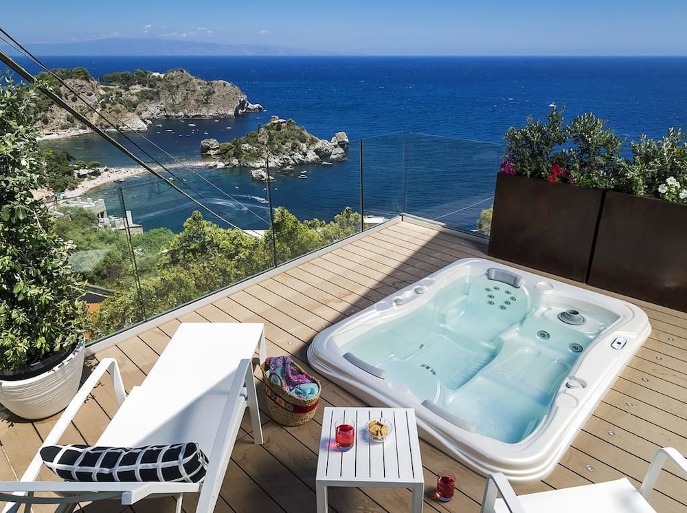 Deluxe Apartment, Hot Tub, Sea View photo 3