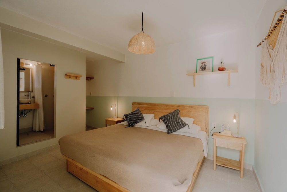 Standard Room, 1 King Bed, Ensuite photo 3