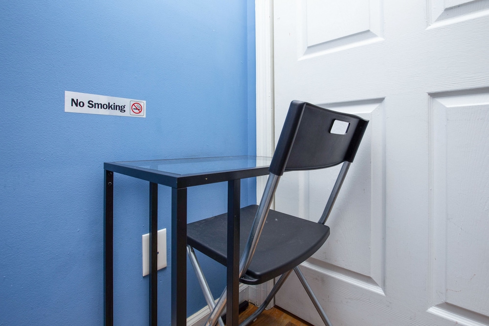 Standard Room, 1 Queen Bed, Non Smoking, Shared Bathroom photo 3