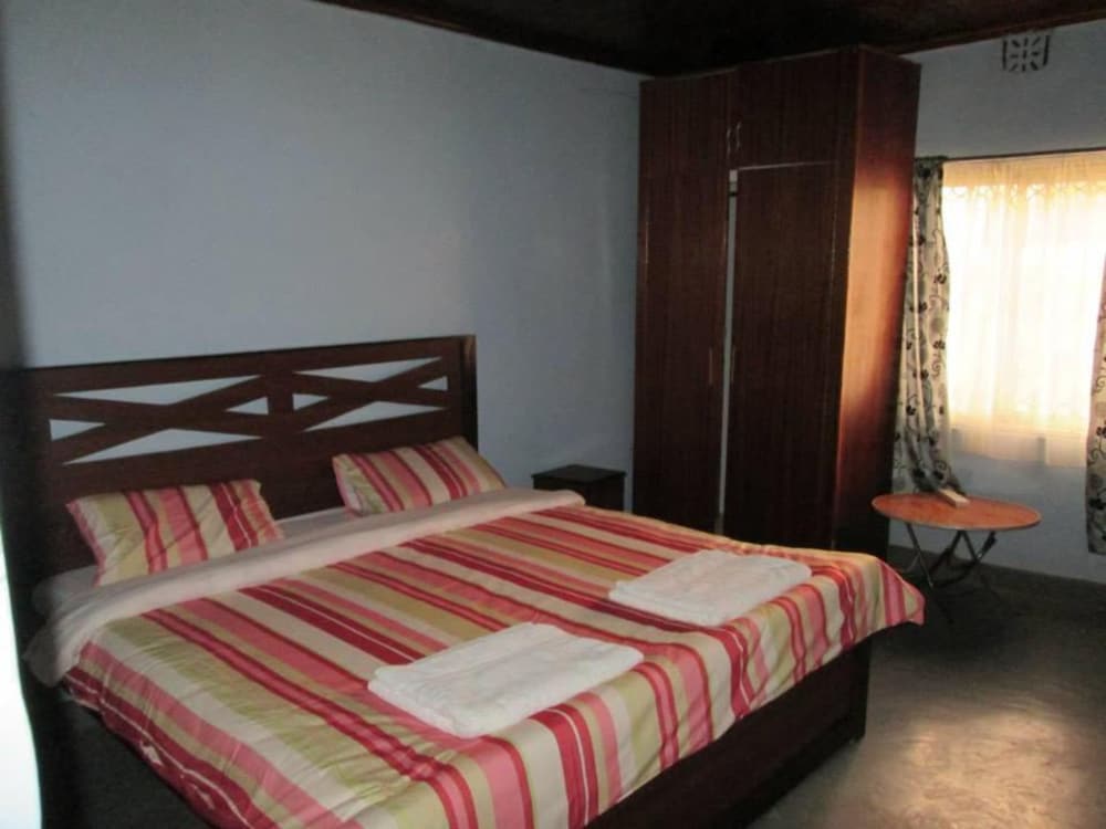 House, 5 Bedrooms photo 3