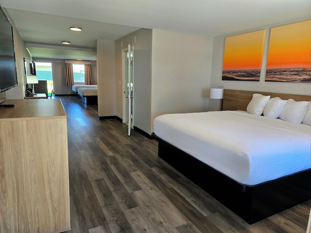Suite, Multiple Beds, Non Smoking (3 Queen Beds, Bluewater Suite) - Photo 7