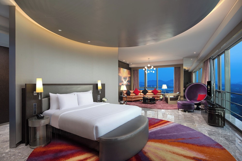 Royal Room, 1 King Bed (Gold)