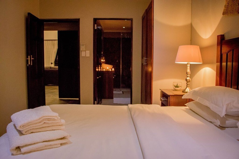 Comfort Room, 1 King Bed, Ensuite, Garden View photo 1