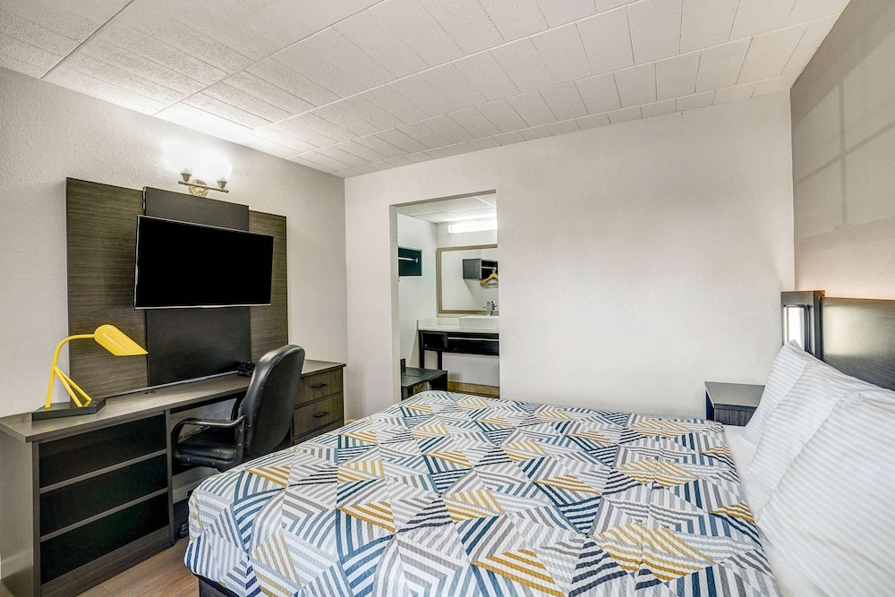 Standard Room, 1 Queen Bed, Non Smoking, Refrigerator & Microwave - Photo 3