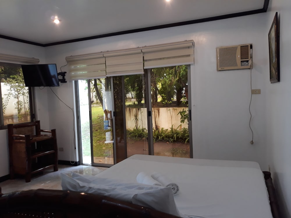 Deluxe Room, 1 King Bed, Beach View photo 3