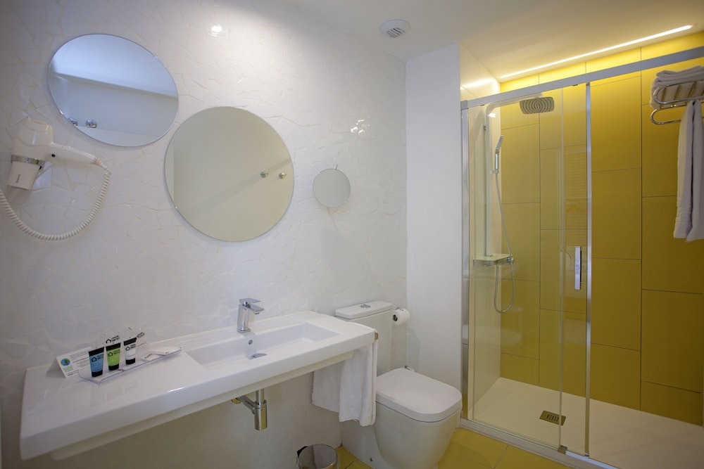Twin Room - Photo 17