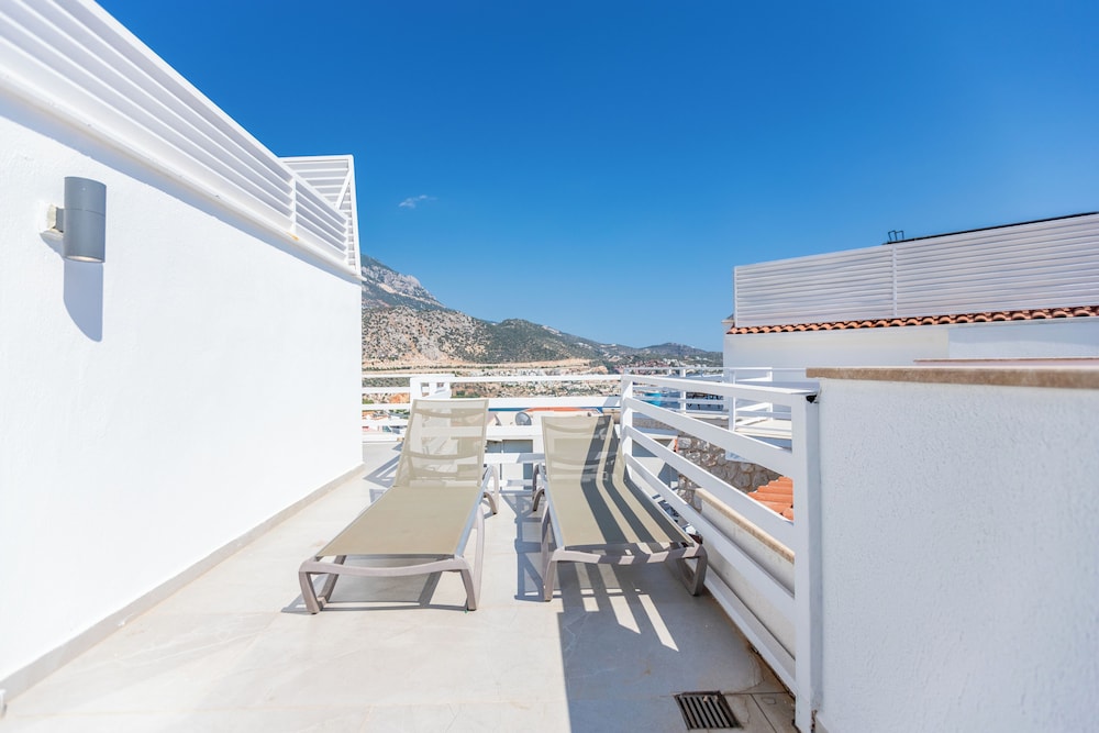 Penthouse Room, Jetted Tub, Sea View - Photo 9