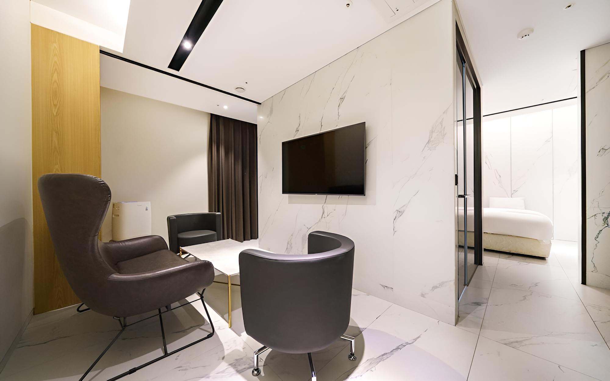 Room (Suite 1 (65 inches + 2-person bathtub) - Photo 5