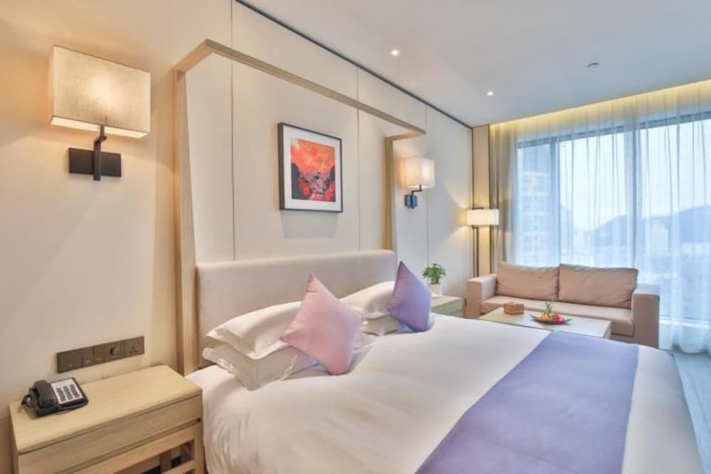 Deluxe King Room - Photo 2