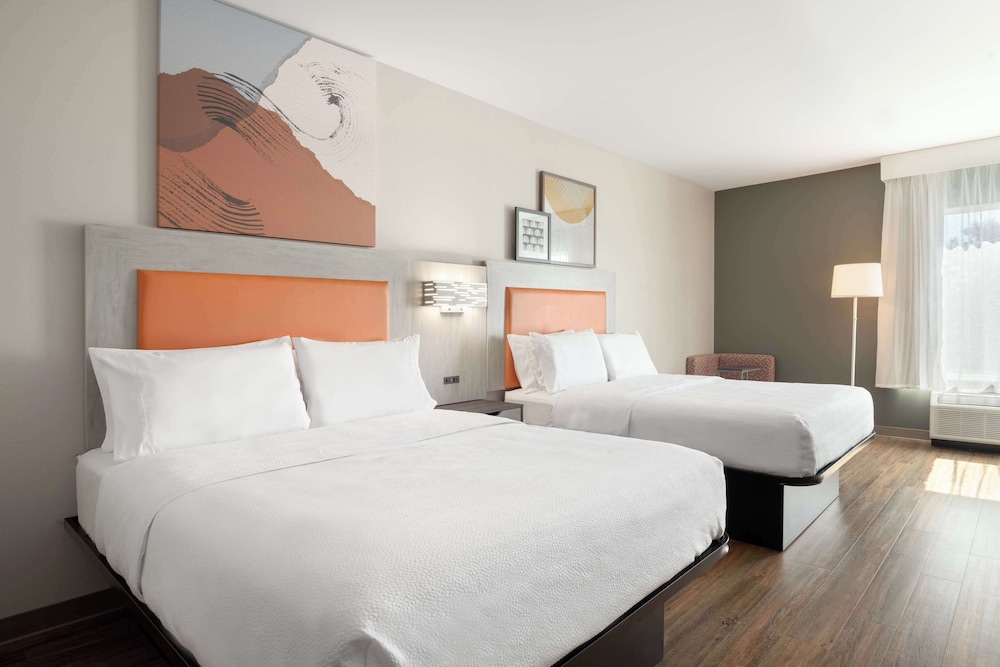 Junior Suite, 2 Queen Beds, Accessible, Bathtub - Photo 3
