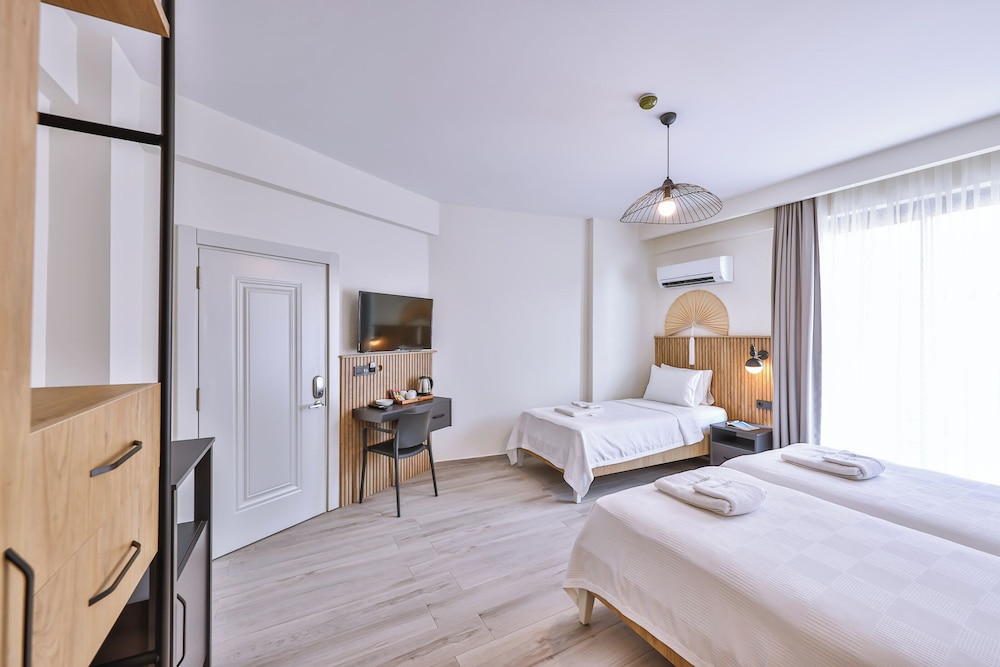 Comfort Room, 3 Twin Beds, City View - Photo 6