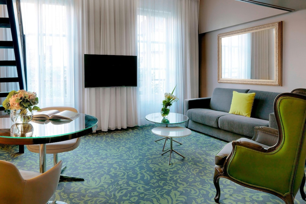 Suite, 1 King Bed with Sofa bed, Garden View photo 1