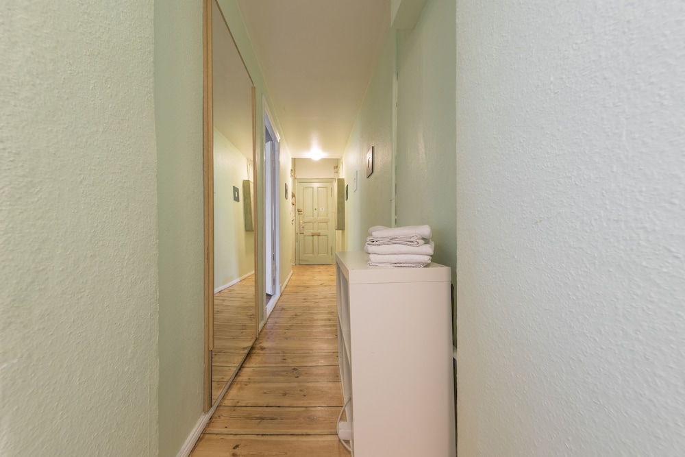 City Apartment, 1 Queen Bed with Sofa bed (F4) photo 3