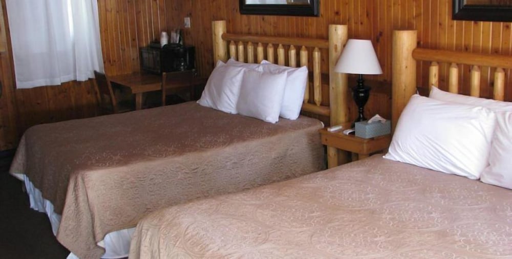 Room 8, 2 Queen Beds