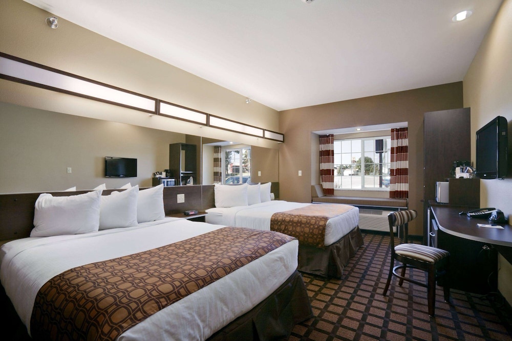Room, 2 Queen Beds, Accessible, Bathtub - Photo 1