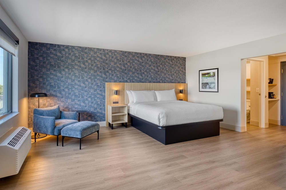 Suite, 1 King Bed, Non Smoking, Corner - Photo 1
