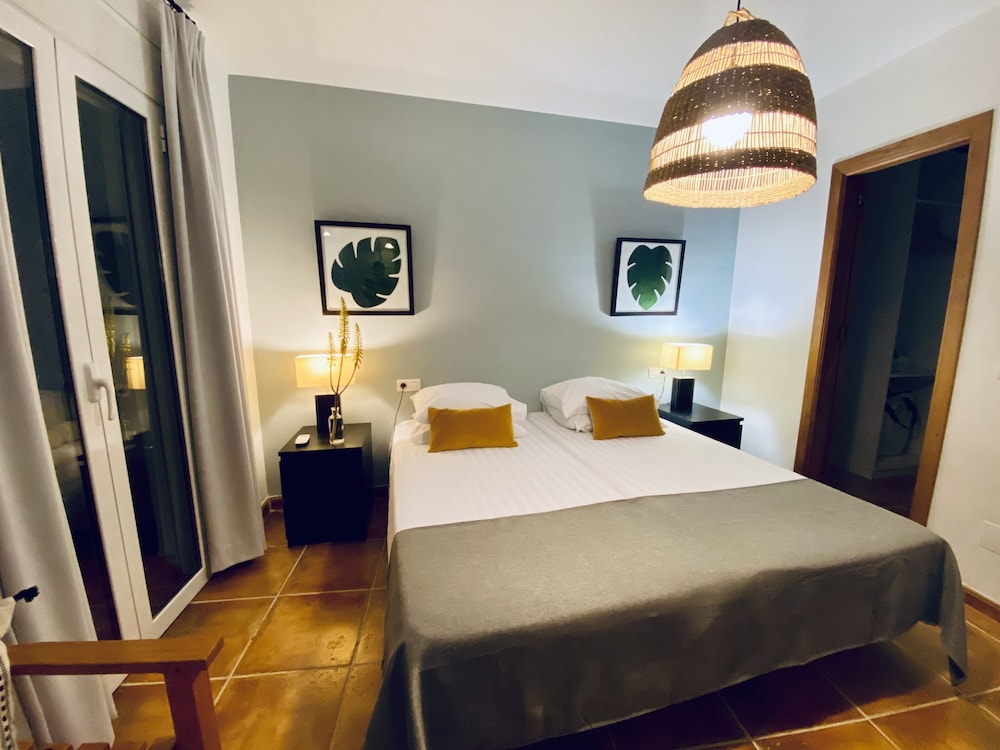 Exclusive Suite, 1 King Bed with Sofa bed, Non Smoking, Mountain View